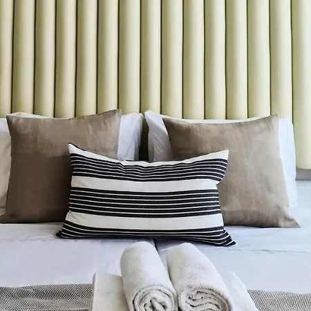 Phaedrus Living: Seafront Luxury Flat Pallini Court 113 شقة *